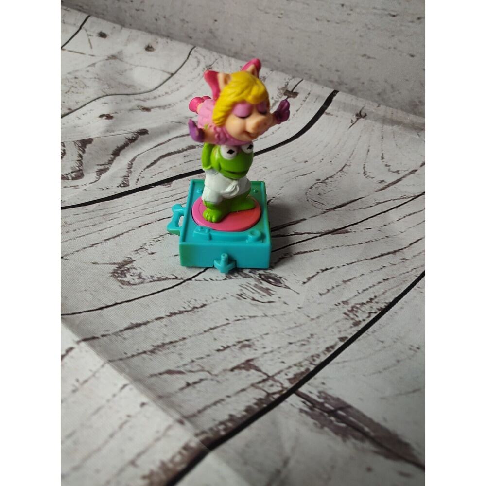 Vintage MUPPET BABIES Kermit & Miss Piggy On a Record Player - Henson 1994 READ